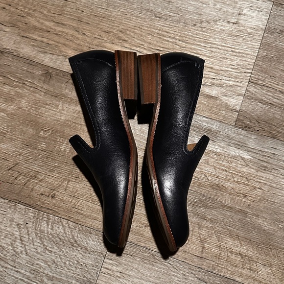 !-SOLD-! Edna Round Toe Flats - Picture 3 of 14